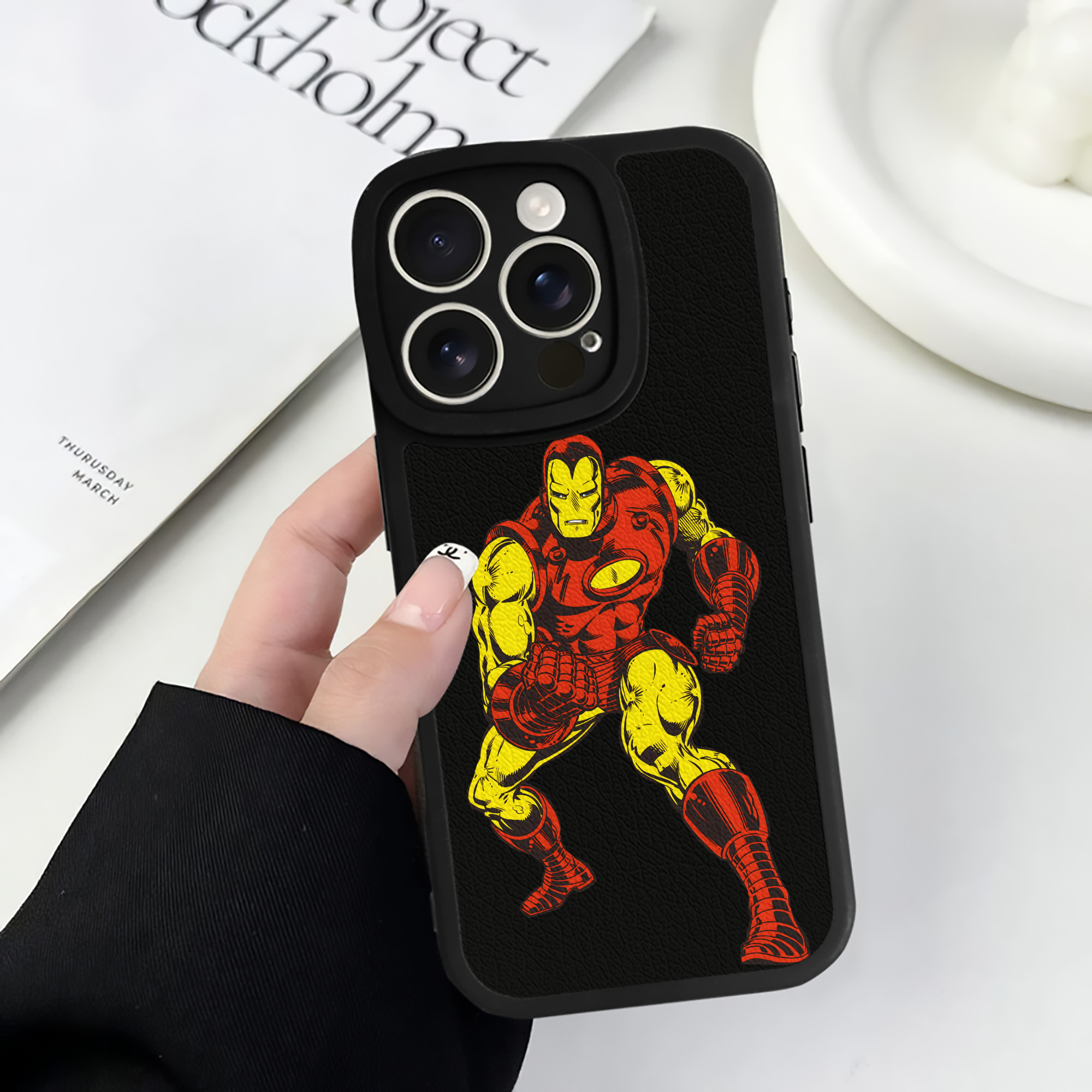 （画像用） アベンジャーズ The Avengers 【iPhone 16シリーズ対応】シリコンスマホケース（レザー調） 材質：シリコン